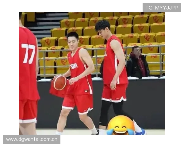 媒体人分享北京男篮踩场画面雷蒙逗娃点燃赛前氛围备战联赛状态佳