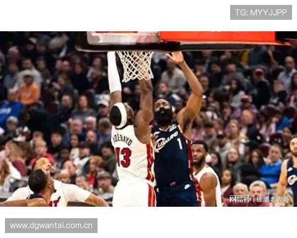 鲍威尔半场高效爆发五中四三分建功领衔球队攻势贡献十一分三板两助串联全队